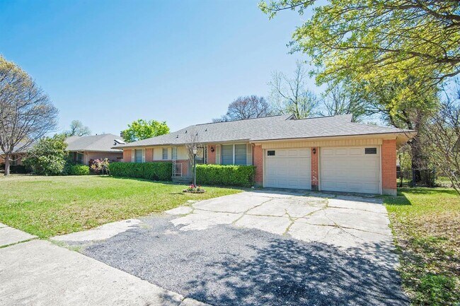 Building Photo - 3222 Latham Dr