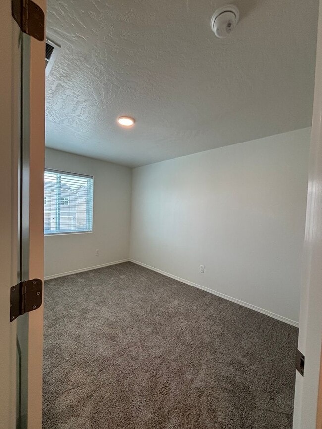 Building Photo - Brand New Townhome!