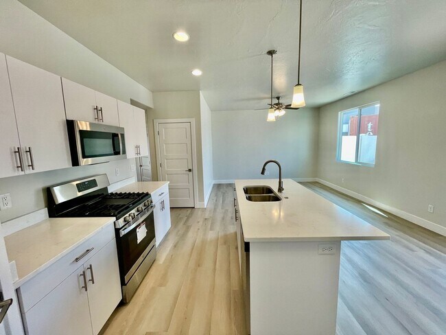 Building Photo - 632 Elmbrook