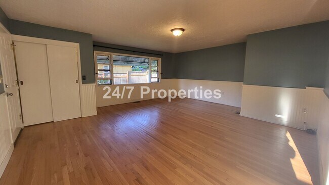 Building Photo - Charming 2 BD | 1 BA West Linn Cottage - R...