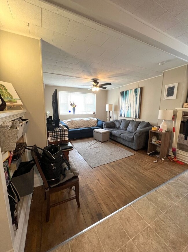 Foto del edificio - AVAILABLE APRIL 1st - 2 Bed 1 Bath Upper Apt!