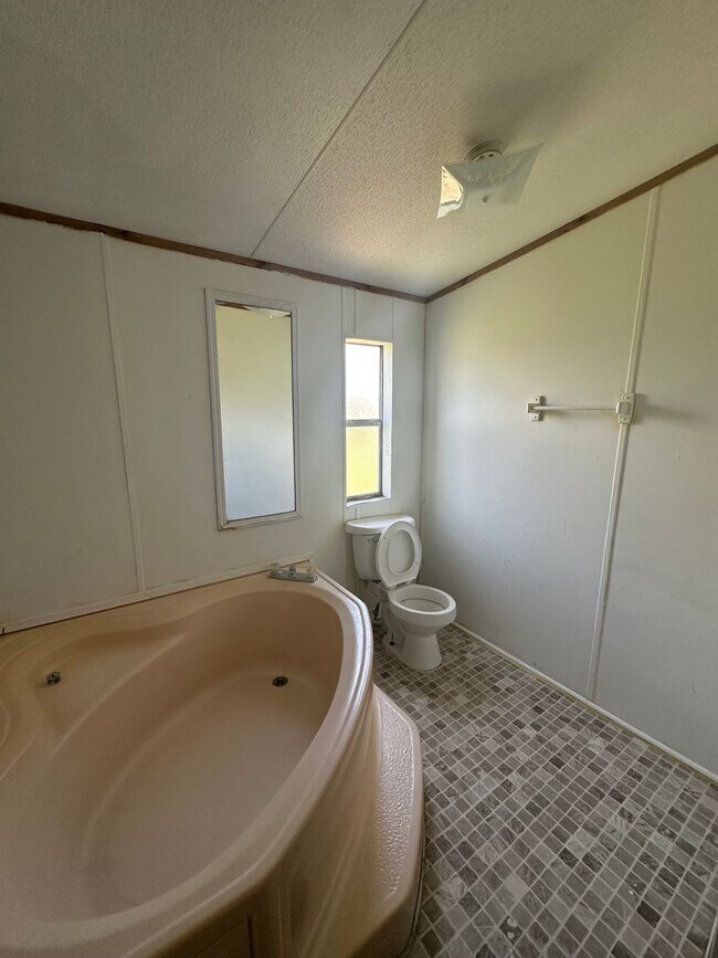 Foto del edificio - 4 Bed/2 Bath Mobile Home-UNDER RENOVATIONS
