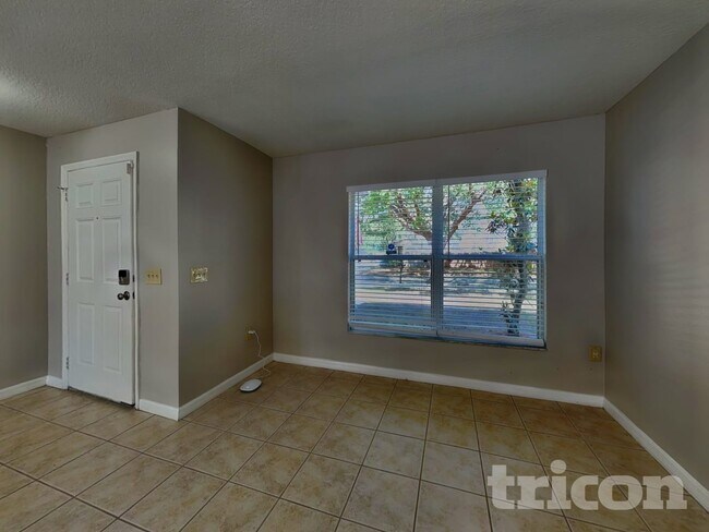Foto del edificio - 10432 Boyette Creek Blvd
