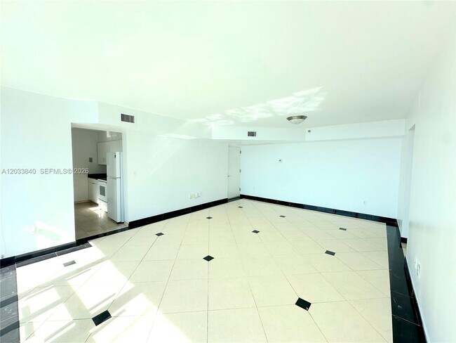 Foto del edificio - 5900 Collins Ave