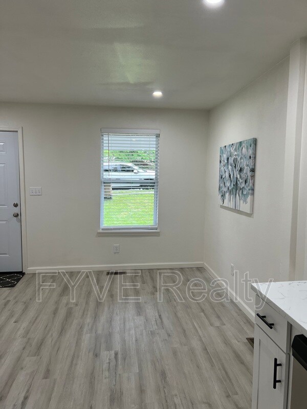 Foto del edificio - 1540 Jourolman Ave