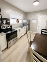 Building Photo - 906 North 6th Ave E