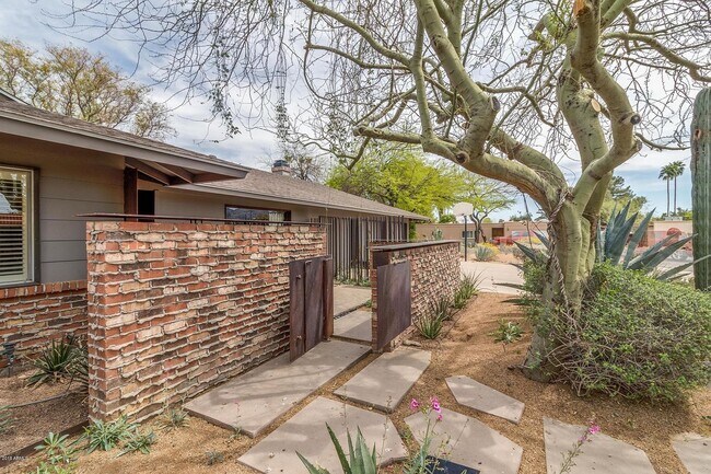 Building Photo - 5846 E Cochise Rd