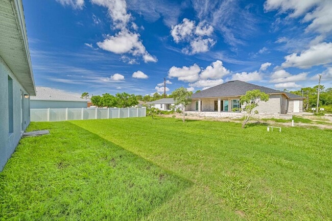 Foto del edificio - Spacious Three-Bedroom Home with Open Floor Plan, Large Yard