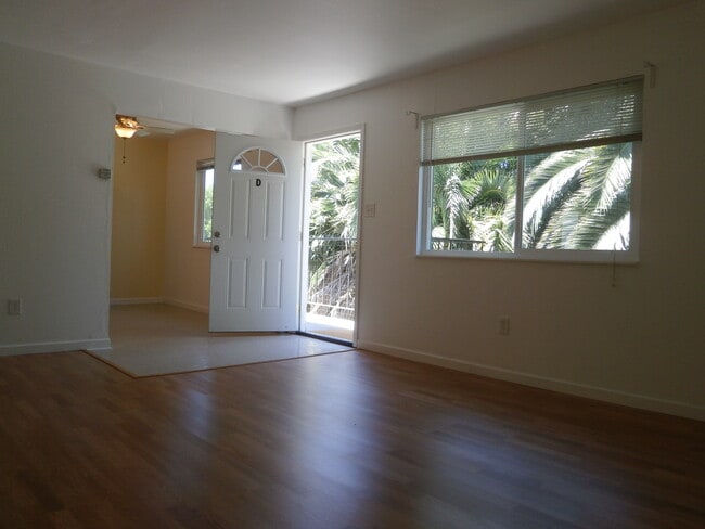 entrance to living room - 114 Carolina St