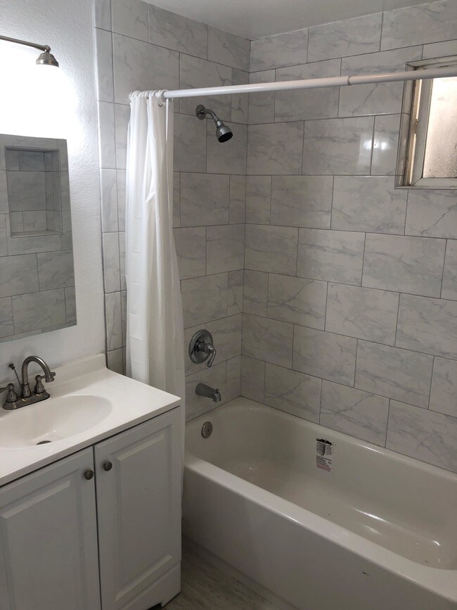 Lavabo/ducha del baño - 1132 N Loma Vista Dr