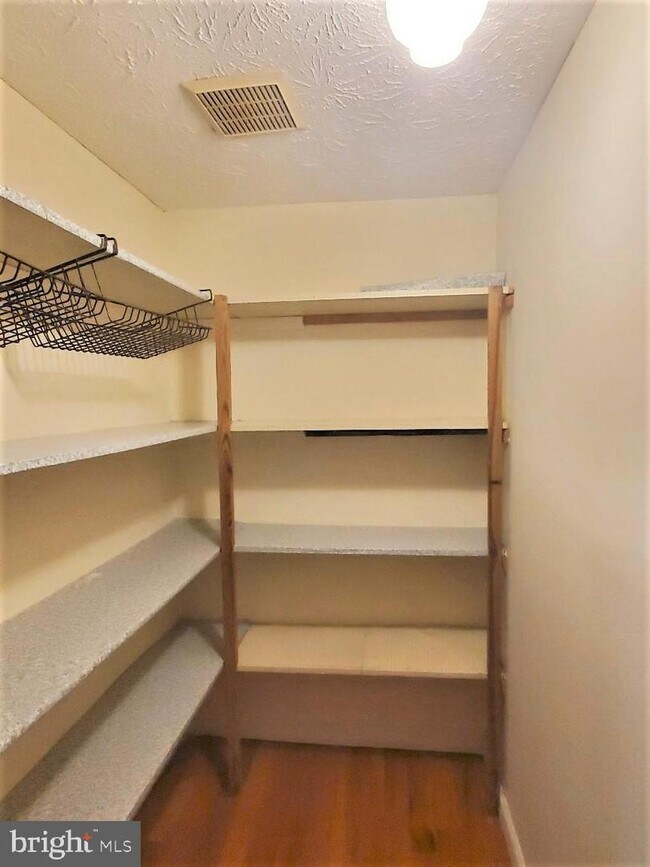 Foto del edificio - 1234 Elm Grove Cir