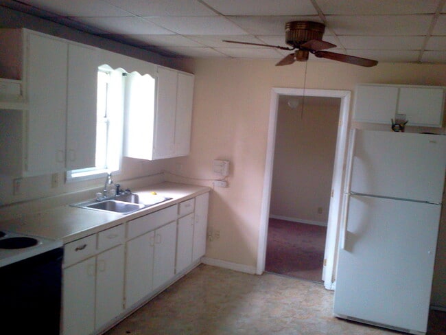 Foto del edificio - Cute 2BR/1BA Home w/Carport, Sun Room, Lar...