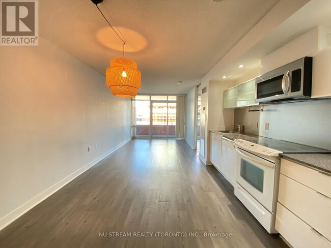 Building Photo - 4 Spadina Ave.