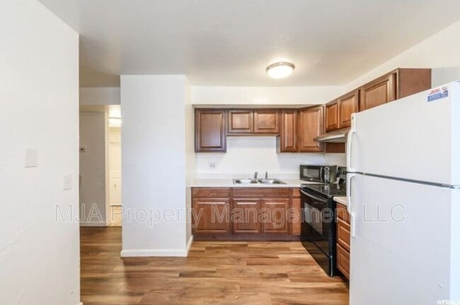 Building Photo - 2523 S Lakecrest Dr