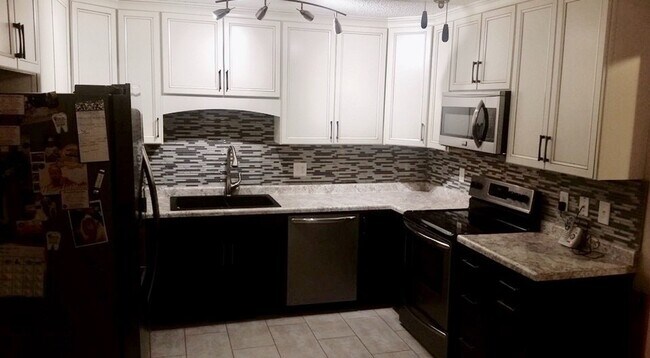 Foto del edificio - $3,050 |5 Bedroom 3 Bath |Fenced Backyard| Deck| Laundry| Basement