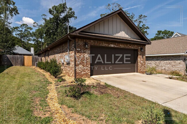 Building Photo - Modern Comfort Meets Luxury Living in Mobile
