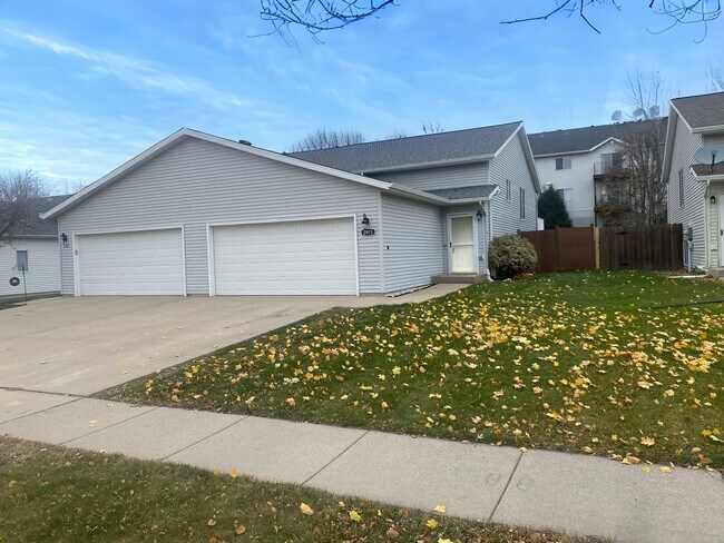 Foto del edificio - Beautiful 3-Bed, 2-Bath Home in Fargo – $1,825/Month