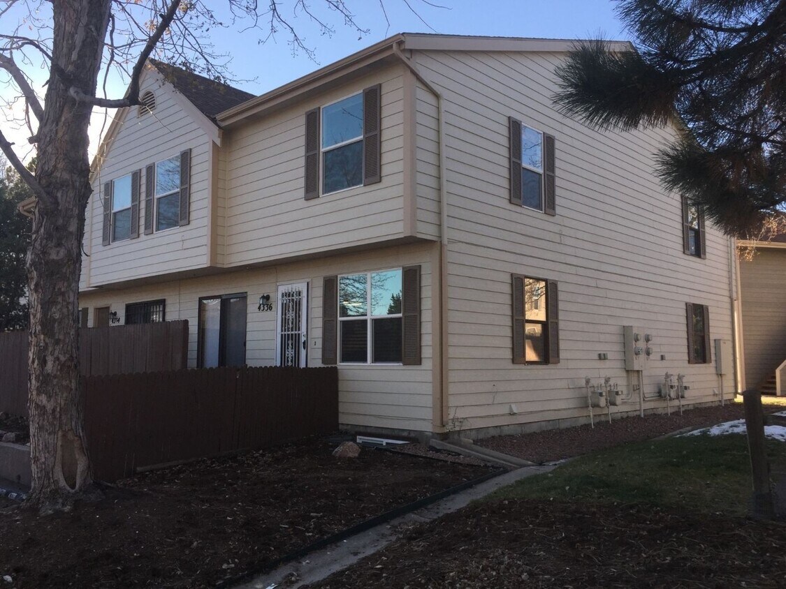 Foto principal - 3 Bedroom Unit Near Everything!!