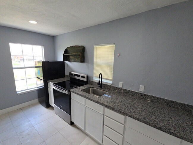 Building Photo - 9010 Linda Vista Rd