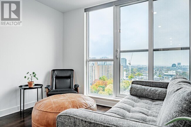 Building Photo - 320 Richmond St E