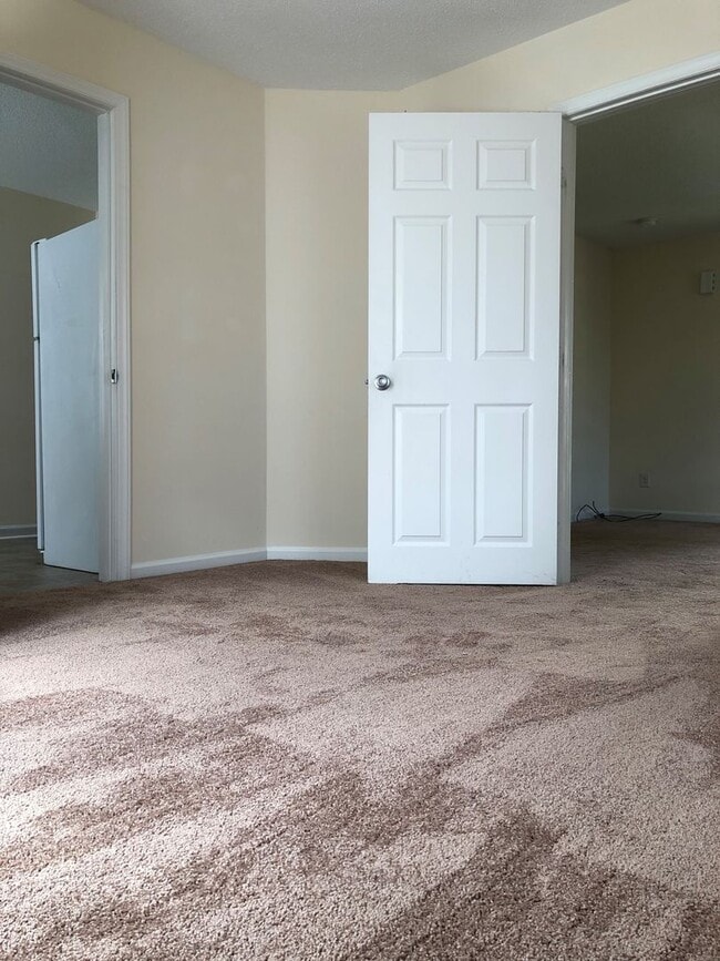 Building Photo - 2 bedroom-1 bath remodeled unit