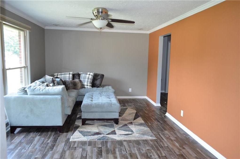Living room - 5125 Magnolia Dr