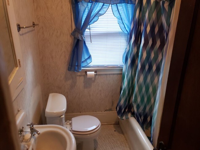Building Photo - 2541 N. 49th Street - 2 Bedroom Upper