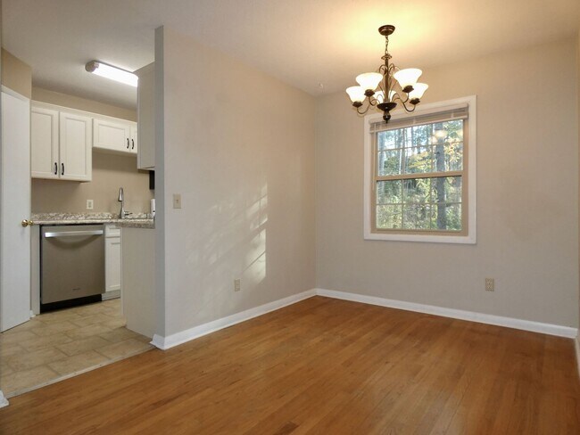 Foto del edificio - Two Bedroom Apartment - Great North Asheville Location!