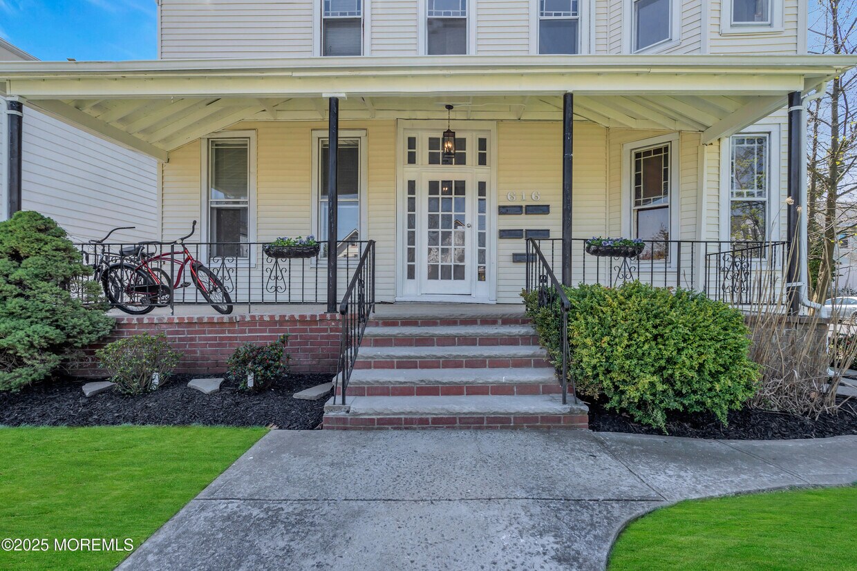 Building Photo - 616 4th Ave