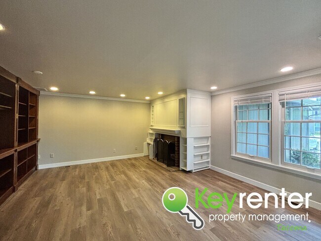 Foto del edificio - Stylishly Updated Lakewood Home in Seclude...