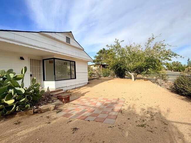 Foto del edificio - Modern 3-Bedroom Desert Bungalow with Stunning Views – Unfurnished - Price reflects MOVE IN SPECI...