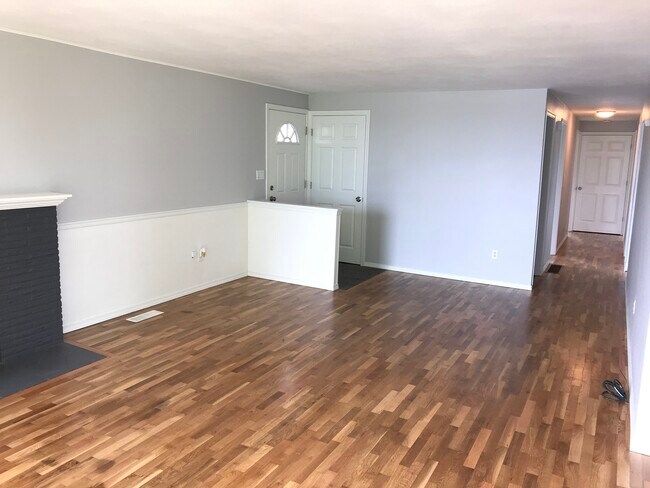 Building Photo - 1710 Bridgeview Dr