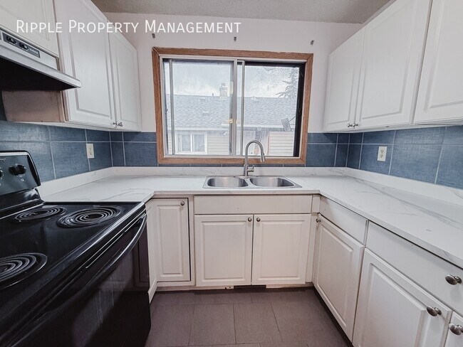 Photo du bâtiment - Modern 3 Beds, 1.5 Baths Main Floor/ Upper | No Pets Allowed