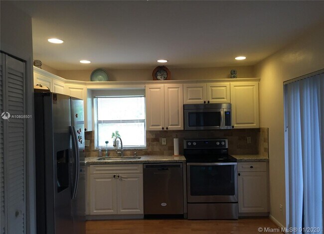 Building Photo - 10126 Camelback Ln