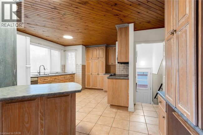 Building Photo - 17 Marilyn St