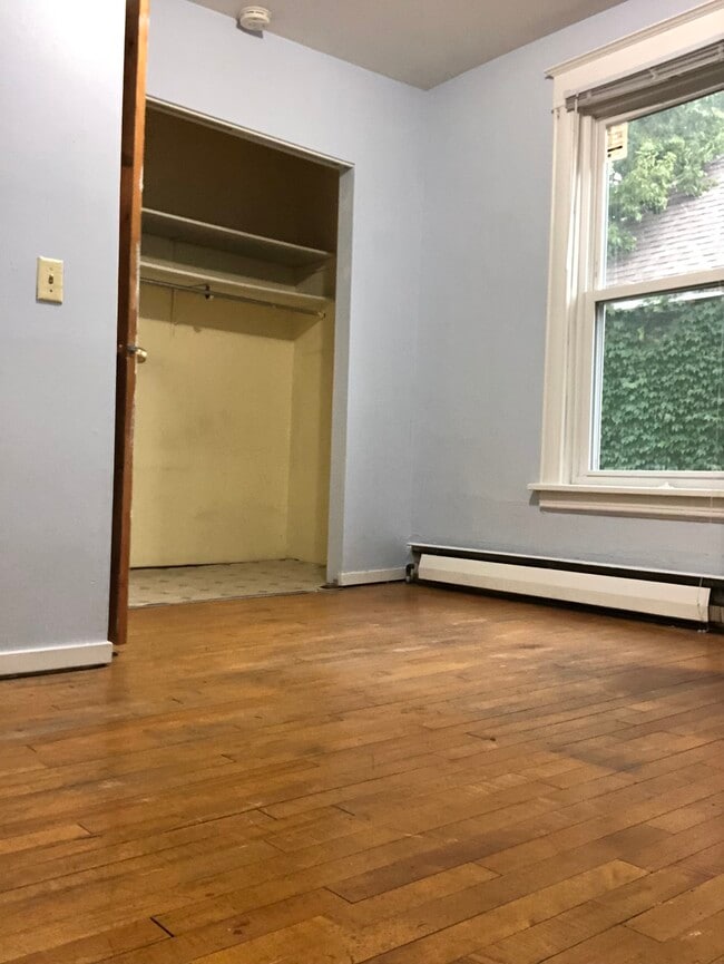 Building Photo - 403 E Johnson St