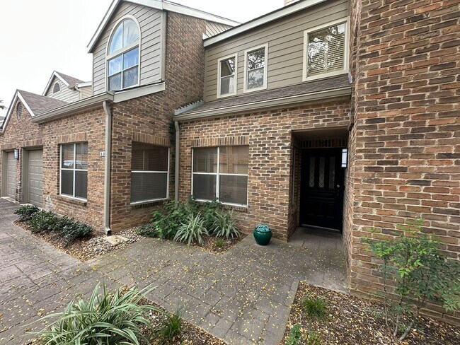 Building Photo - LUXURY 3-BEDROOM TOWNHOME IN ALAMO HEIGHTS