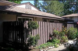 Building Photo - 5468 Roundtree Pl