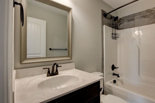 Foto del edificio - Sharp 4 bedroom HUGE house off exit 1 of I 24