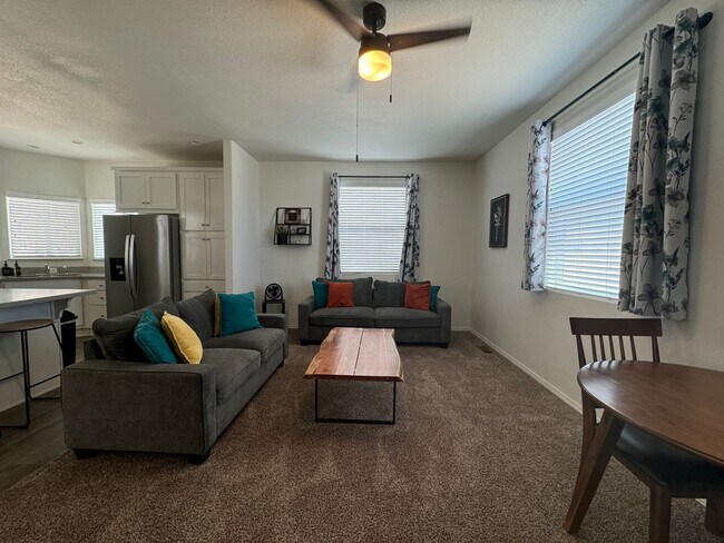 Foto del edificio - 3 Bedroom Fully Furnished  Custom Build ne...