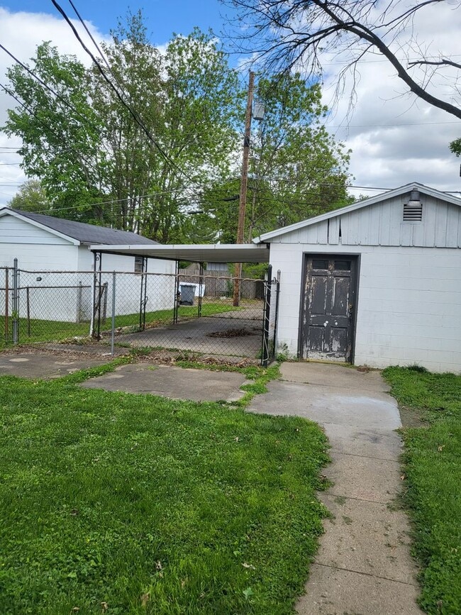 Building Photo - 2 bed house with Garage, carport, and base...
