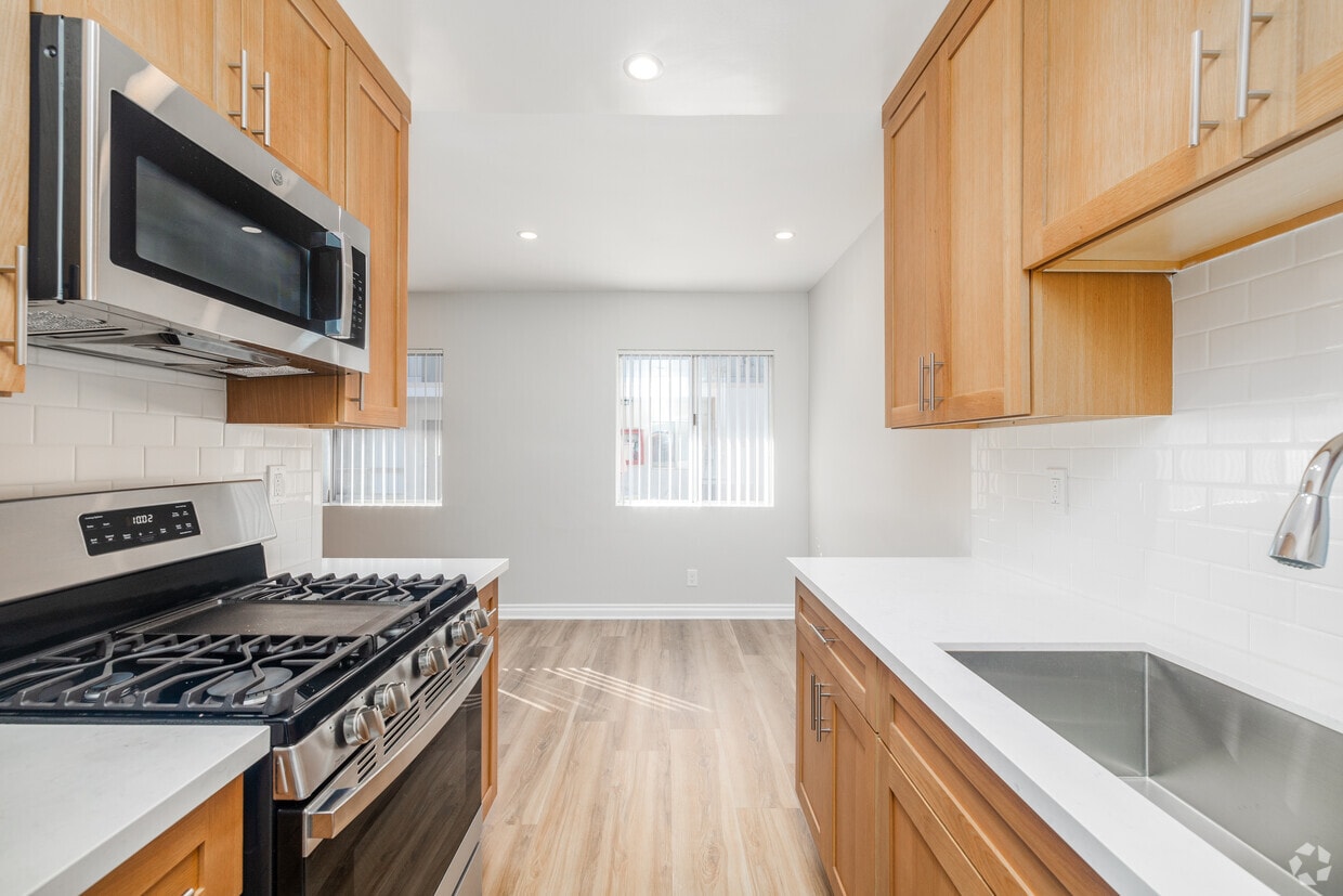 1 habitación, 1 baño - 675 pies cuadrados - Cocina - 11520 Menlo Ave