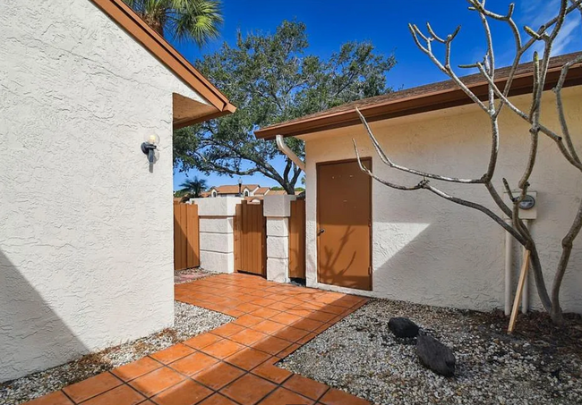 Building Photo - Villa-Style 3 bedroom, 2 bath home in Feat...