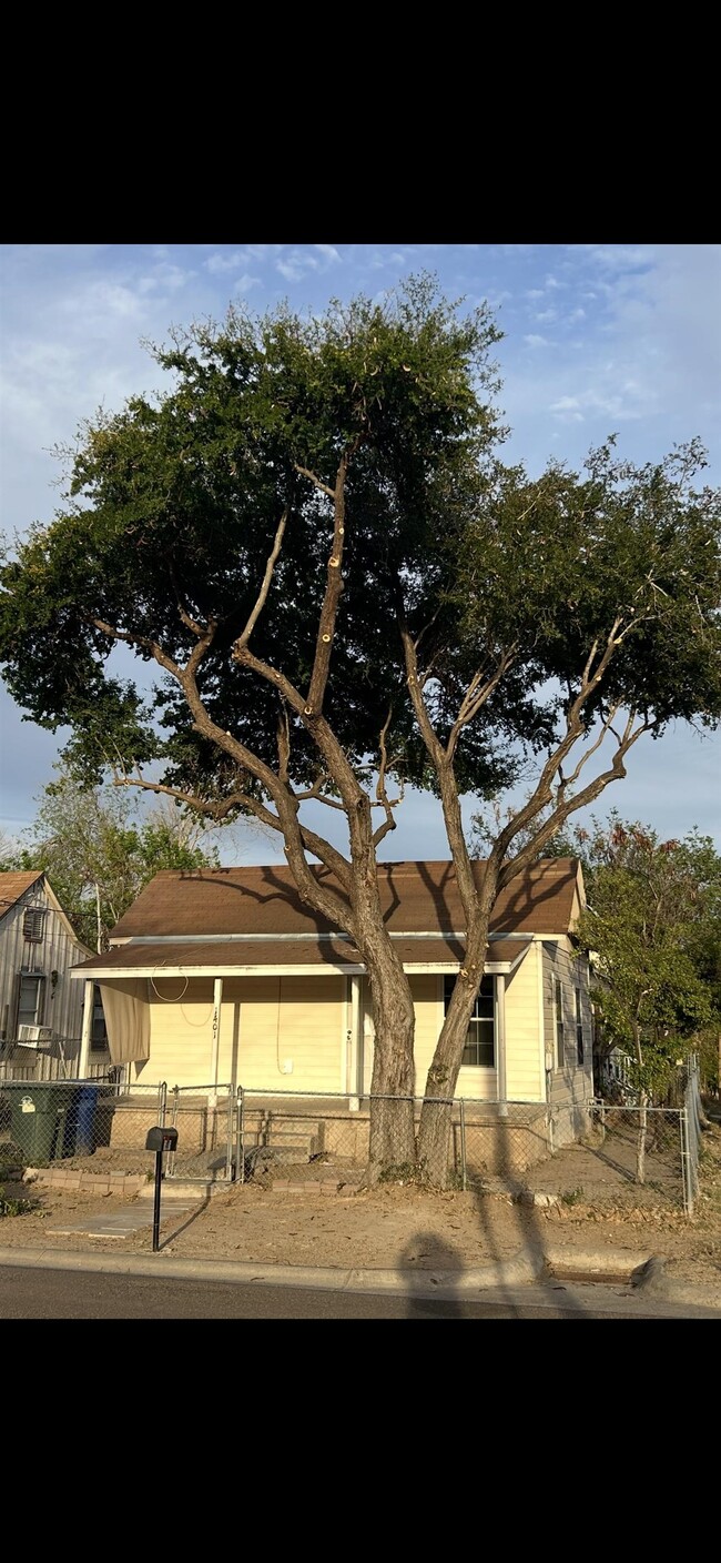 Building Photo - 1401 Salinas Ave