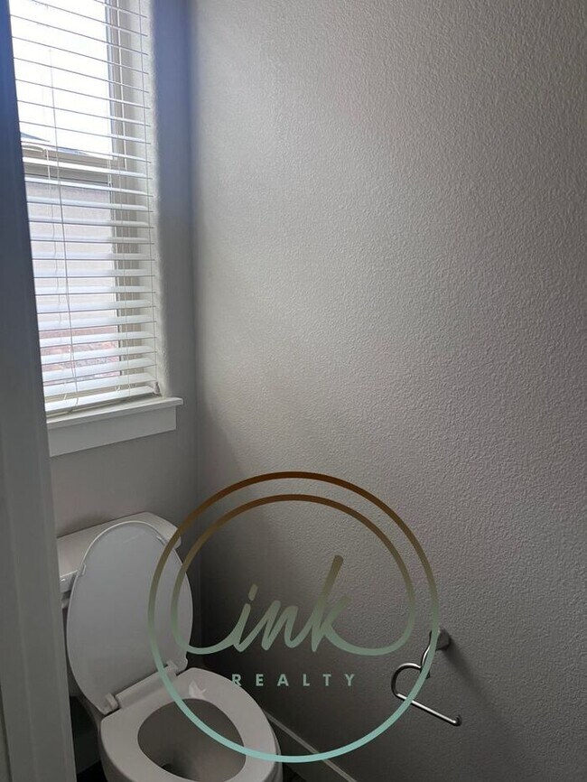Building Photo - Available ~ $2500 4 Bed/2.5 Bath Large Tow...