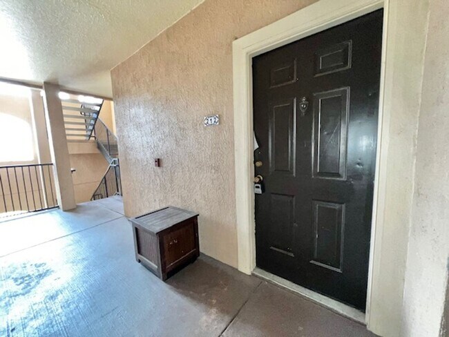 Foto del edificio - MOVE IN NOW! 2x2 WITH FRESH INTERIOR PAINT & LAMINATE WOOD FLOORING! PRIVATE BALCONY!!!