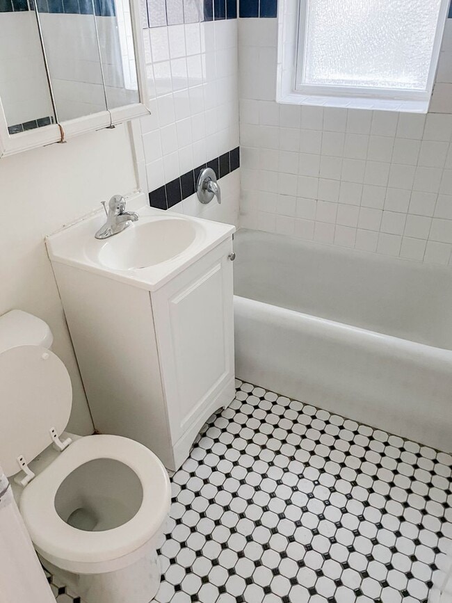 Building Photo - 3917 N Pine Grove Ave