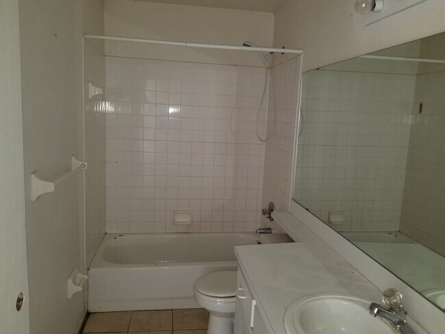 Foto del edificio - Two-Bedroom Home with Second Story Bonus Room