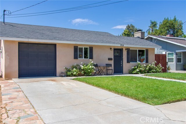 Building Photo - 705 E Cypress Ave