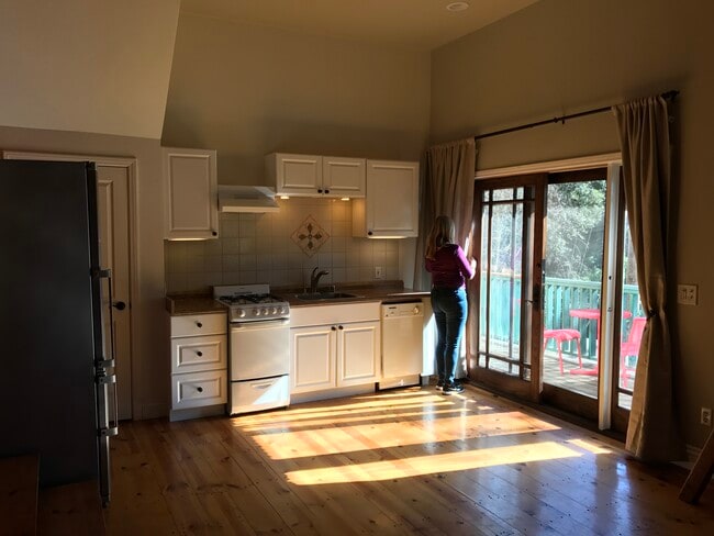 Building Photo - 754 Old Topanga Canyon Rd